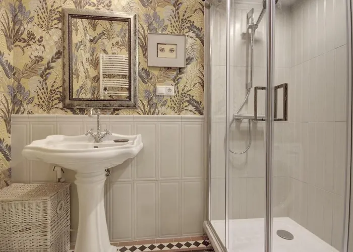 Town Hall Square Apartment *